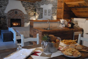 Chalet in pietra e legno con caminetto